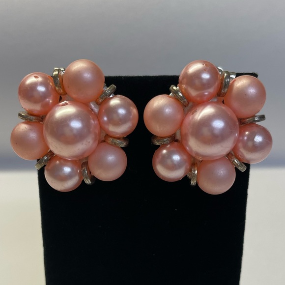 Jewelry - Vintage pink faux pearl clip on earrings!